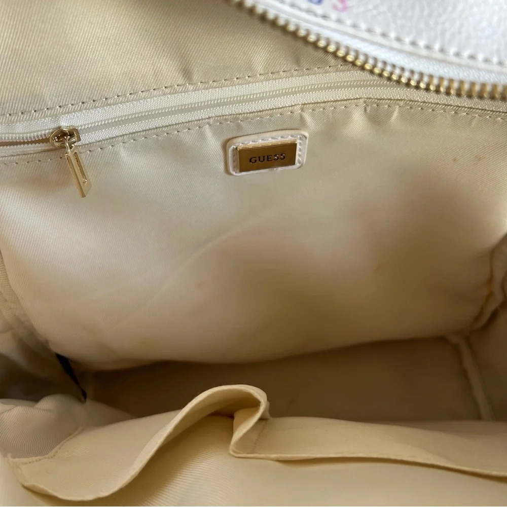 White guess backpack (LA) - Picture 6 of 7